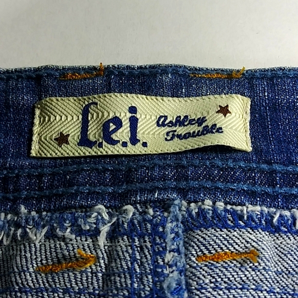 Lei Denim Mini Skirt. - Picture 2 of 5